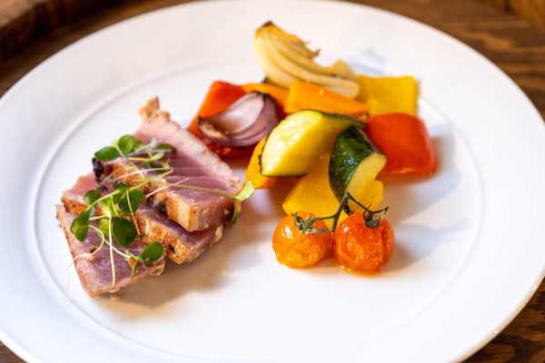 filetto di tonno con gardiniera di verdure